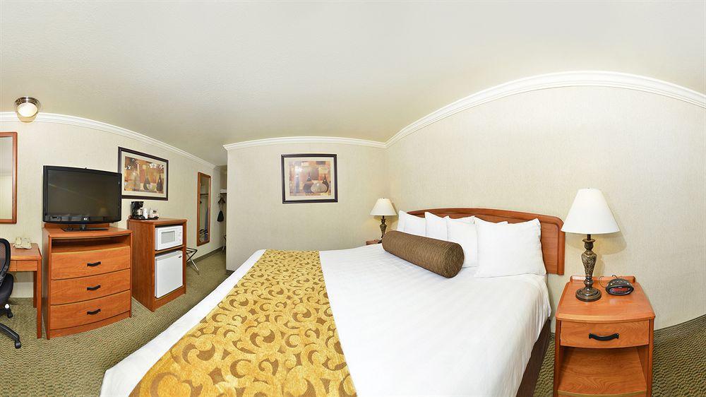Best Western Holiday Hotel Кус Бей Екстериор снимка