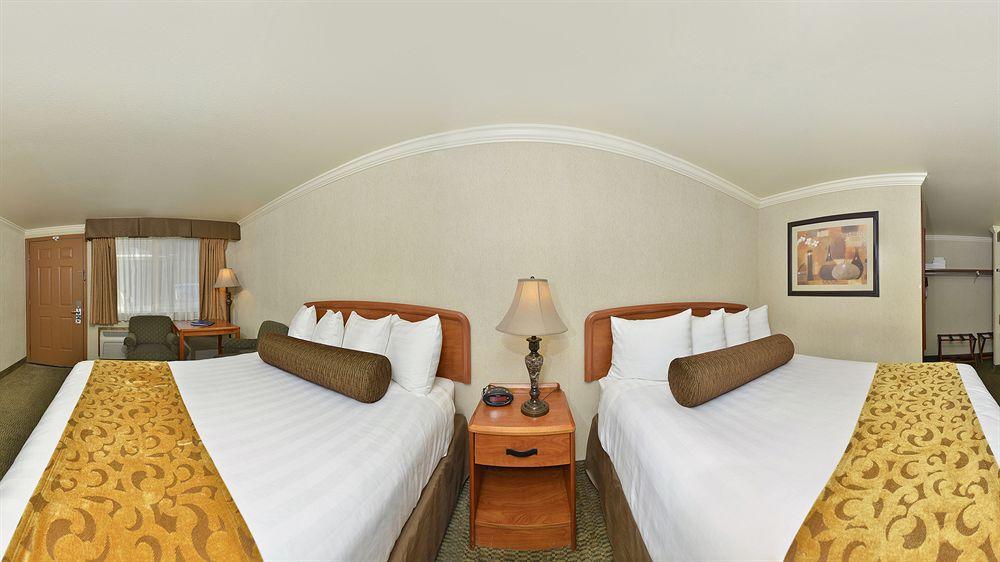 Best Western Holiday Hotel Кус Бей Екстериор снимка