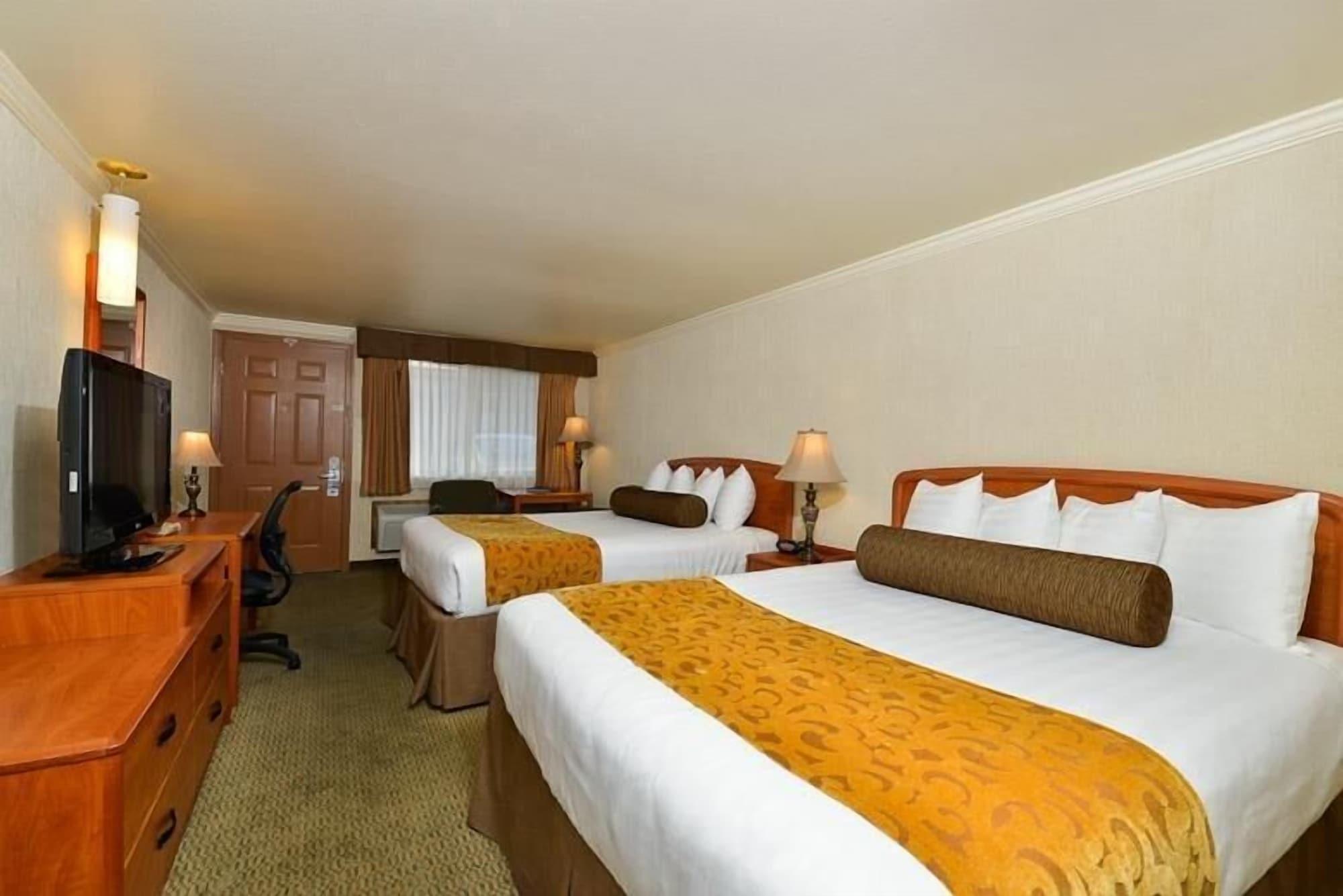 Best Western Holiday Hotel Кус Бей Екстериор снимка