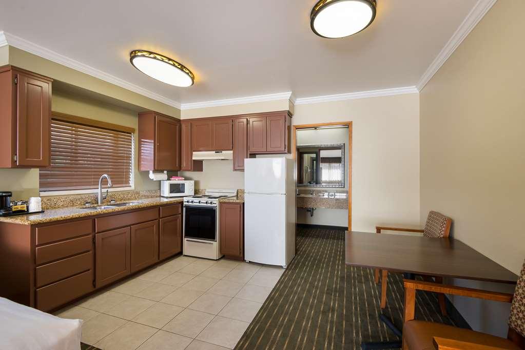Best Western Holiday Hotel Кус Бей Стая снимка