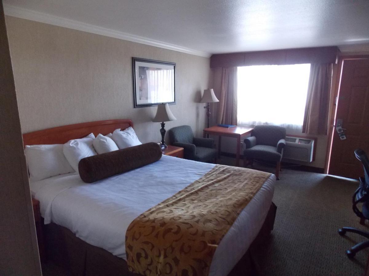 Best Western Holiday Hotel Кус Бей Стая снимка