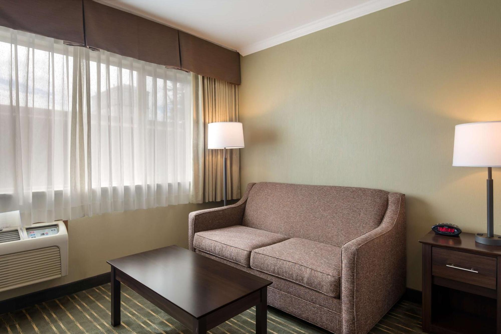 Best Western Holiday Hotel Кус Бей Екстериор снимка