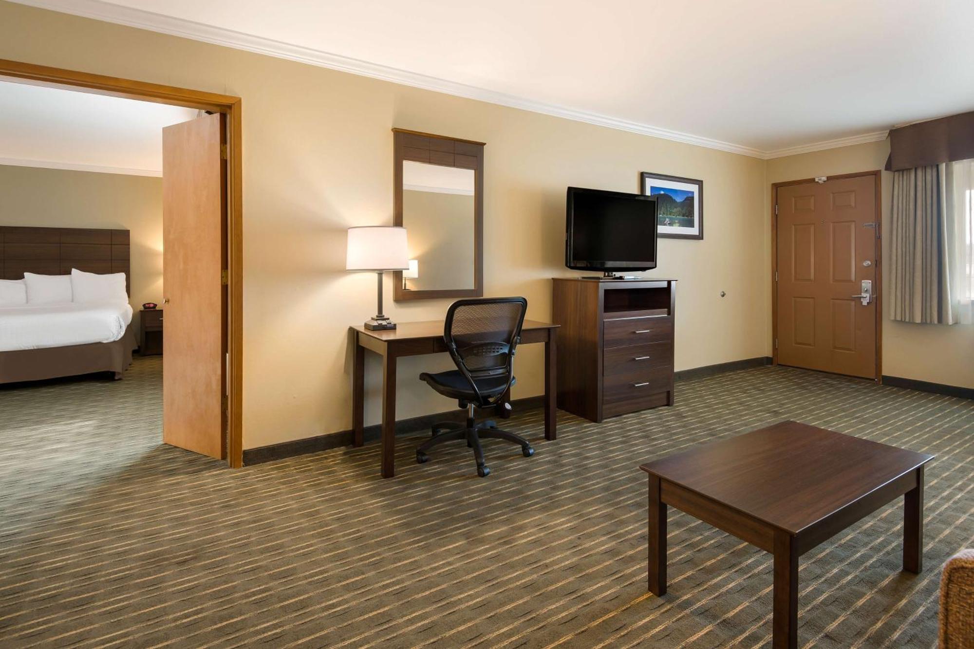 Best Western Holiday Hotel Кус Бей Екстериор снимка