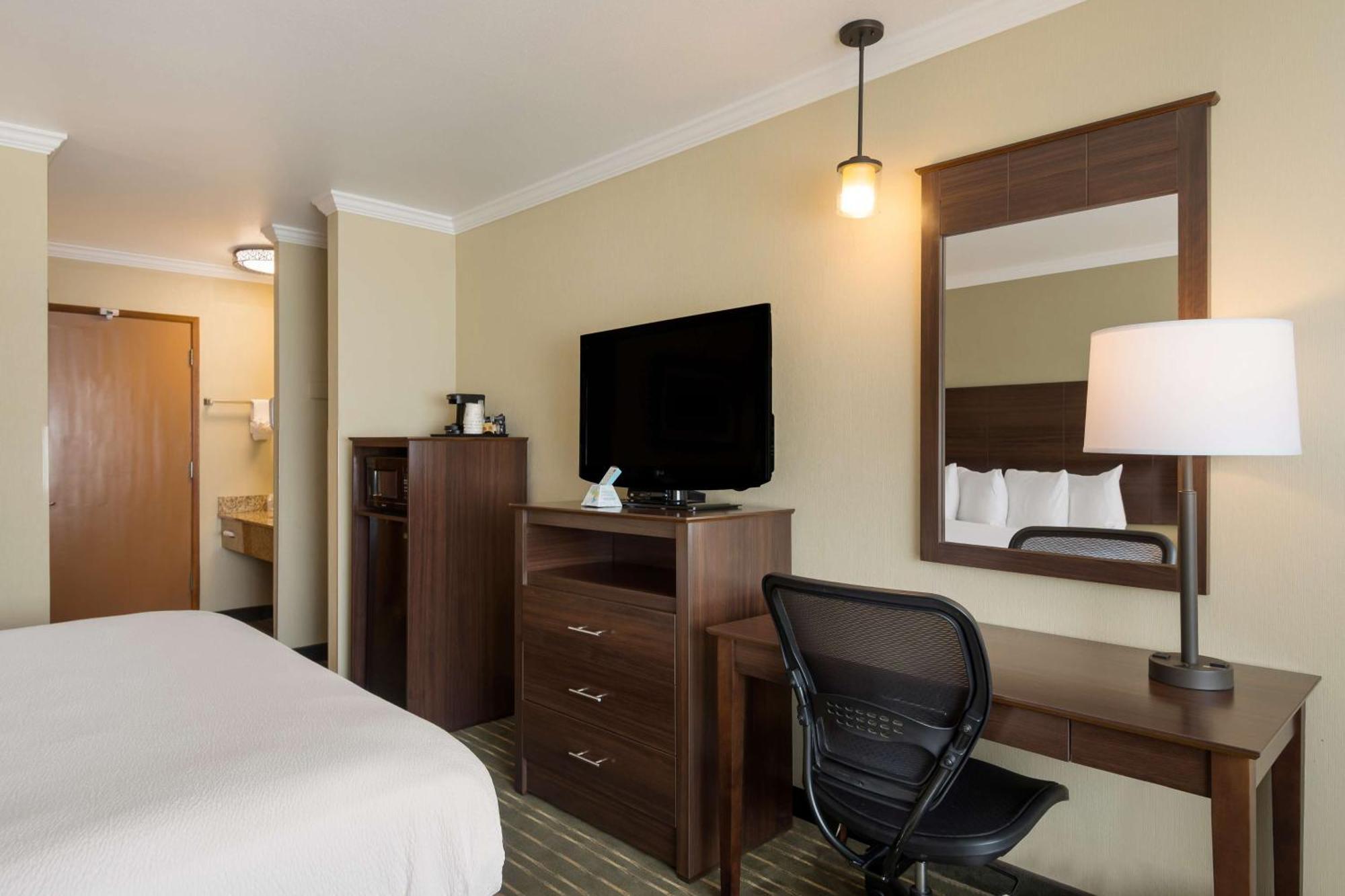 Best Western Holiday Hotel Кус Бей Екстериор снимка
