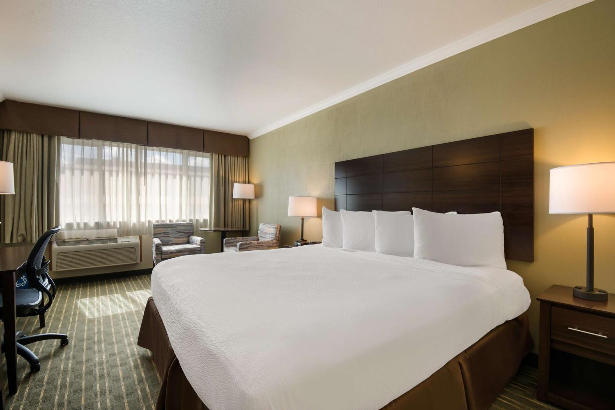 Best Western Holiday Hotel Кус Бей Екстериор снимка