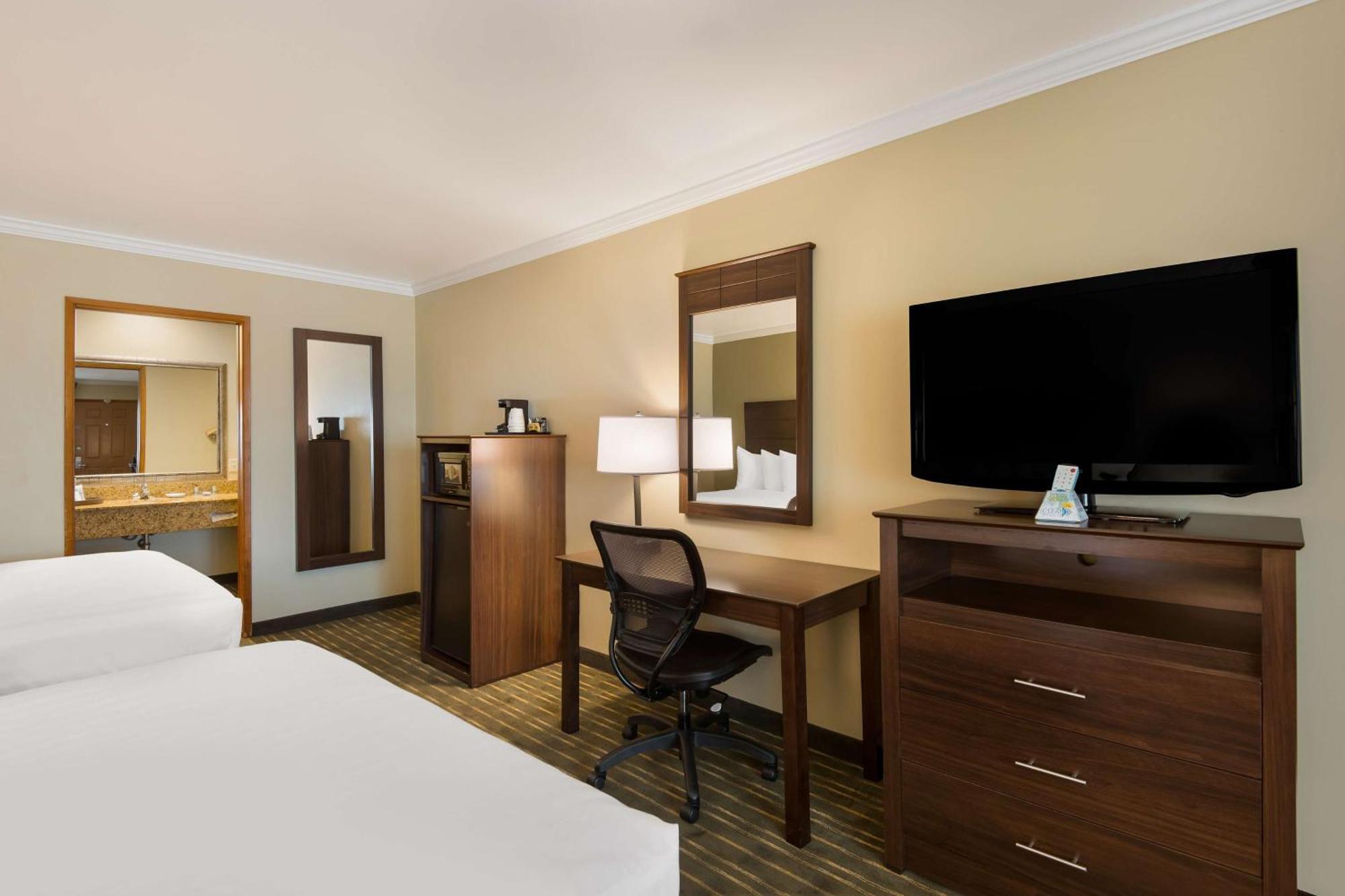 Best Western Holiday Hotel Кус Бей Екстериор снимка