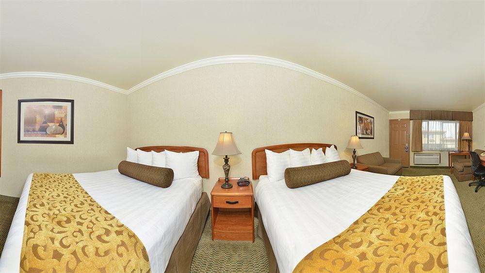 Best Western Holiday Hotel Кус Бей Екстериор снимка
