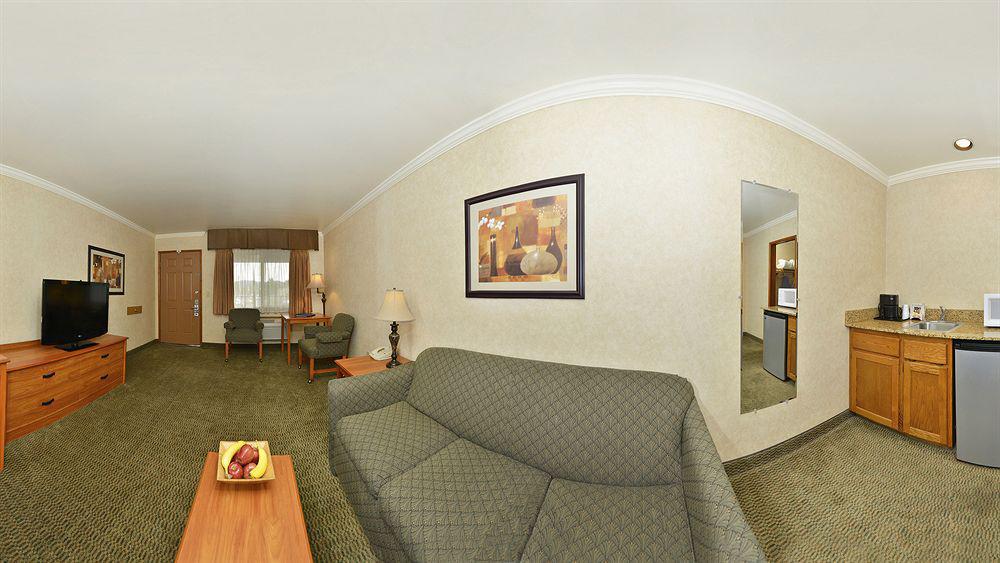 Best Western Holiday Hotel Кус Бей Екстериор снимка